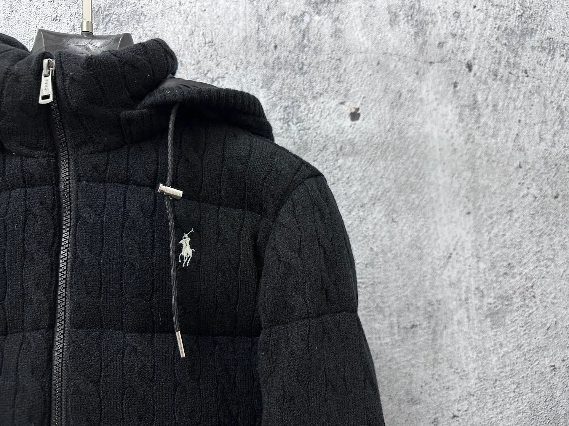 P1000 【Rah Lauren】Ralph Lauren cable down jacket. The warmth of winter is within reach. Combining classic cable knit with warm down, Rah Lauren's texture choice. Warm winter colors, the answer to classics and style. ❄️Needless to say, the texture speaks for itself and defines your winter style. Color Black Khaki Size S-XL